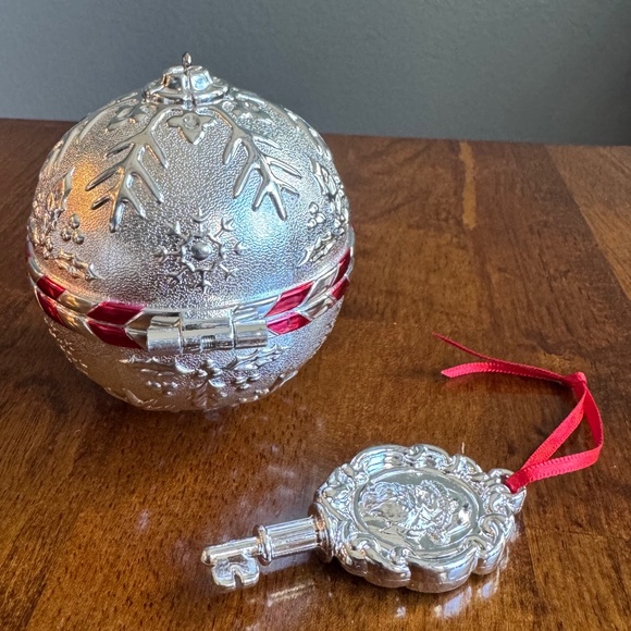 Hallmark Keepsake Ornament “Secret Santa Ball” - Picture 5 of 8